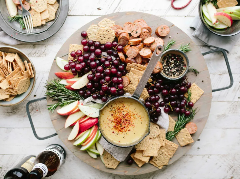 planche aperitif avec fromages et charcuterie